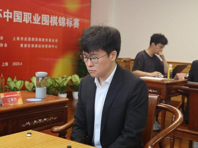所以他几乎不假思索的便冲向了钱红艳，伸手便在她的脸上狠抽了一个耳光，一巴掌便将钱红艳抽倒在地。